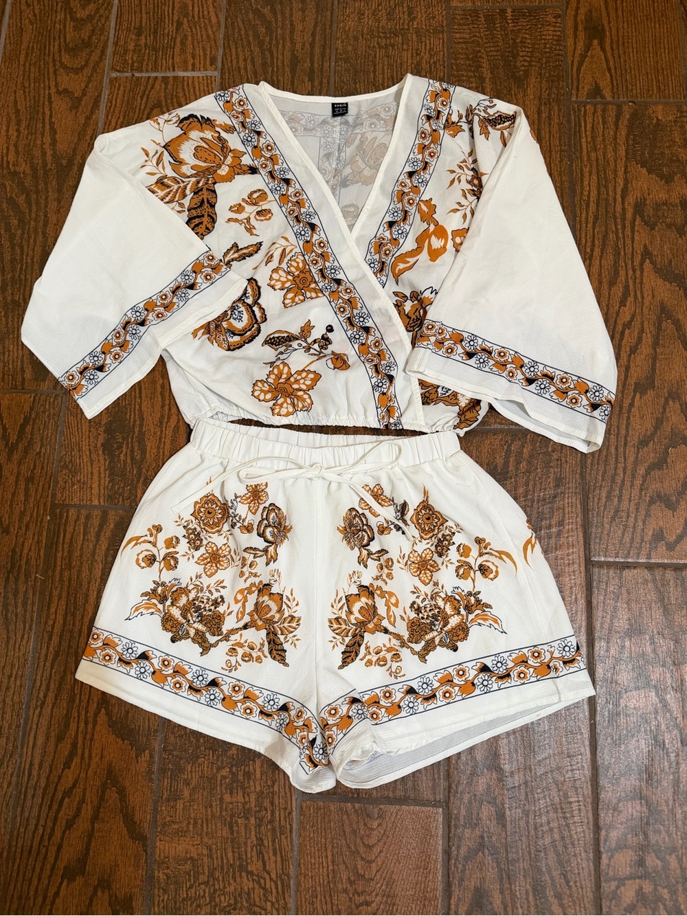 SHEIN White Floral Print High Waist Shorts Set with Mustard Accents